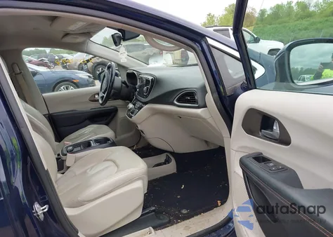 2017 Chrysler Pacifica Touring-L z USA, uszkodzony, nr VIN 2C4RC1BG4HR610807